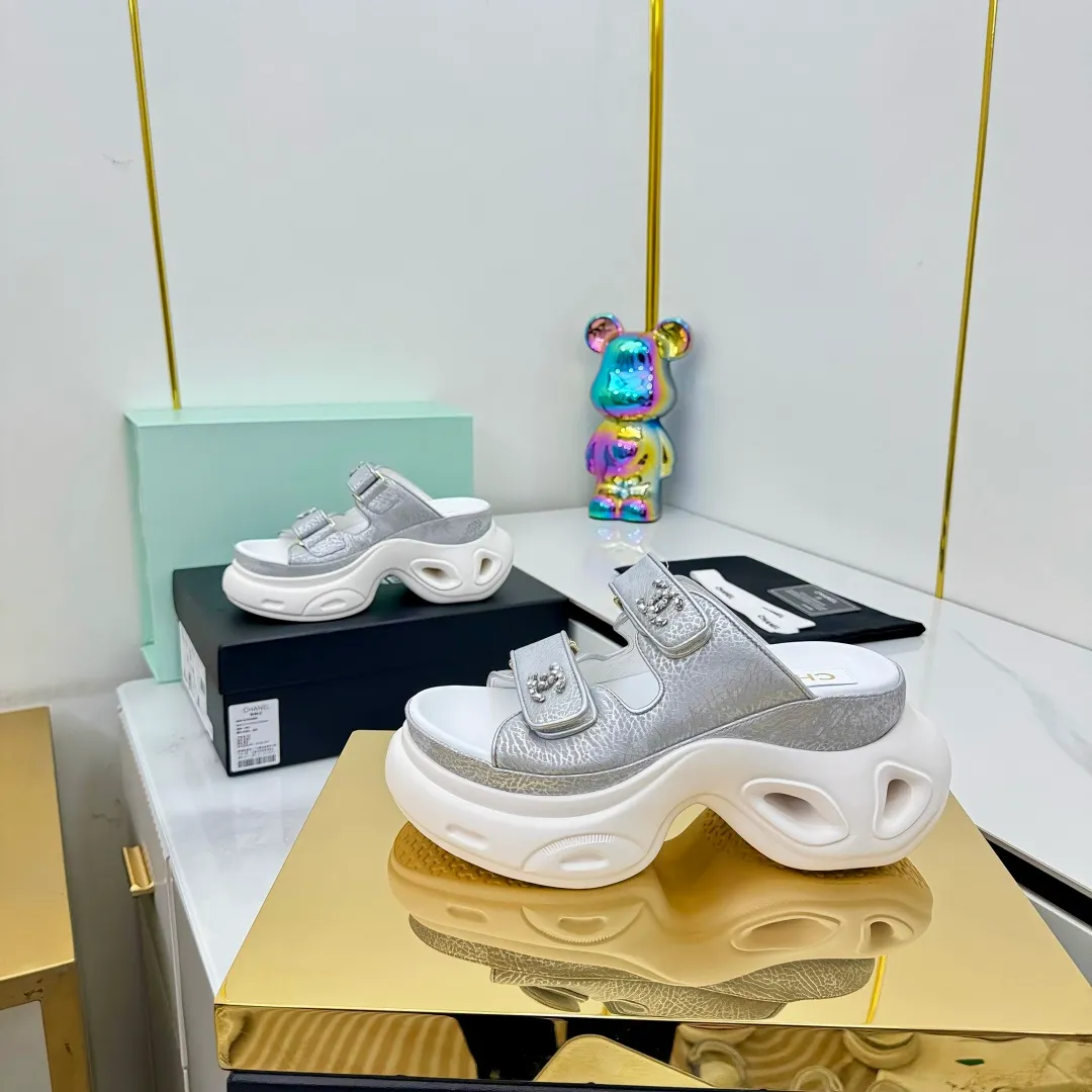 👟👟Ex-factory price 680👟👟 Top version... Chanel｜Chanel Xiaoxiang Velcro Beach Slippers Slippers Casual Beach Shoes 25ss Spring and Summer New Style! Beach shoes are a hit all over the internet! The latest model from the counter, I am still willing to buy it on my feet. It must be ranked among the most popular models. It is invincible in all seasons. Various bloggers and Internet celebrities can see the matching styles. Highly recommended. Pearlescent sheepskin upper, sheepskin lining, suede for feet. Original open-molded TPU outsole size: 35-40 (customized for 40 and 41). Full set of original packaging 👉 👉 👉 👉 👉